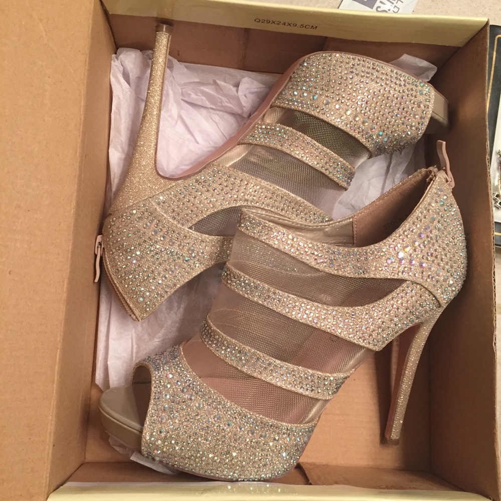 Sparkly heels Champagne colored. Barely worn